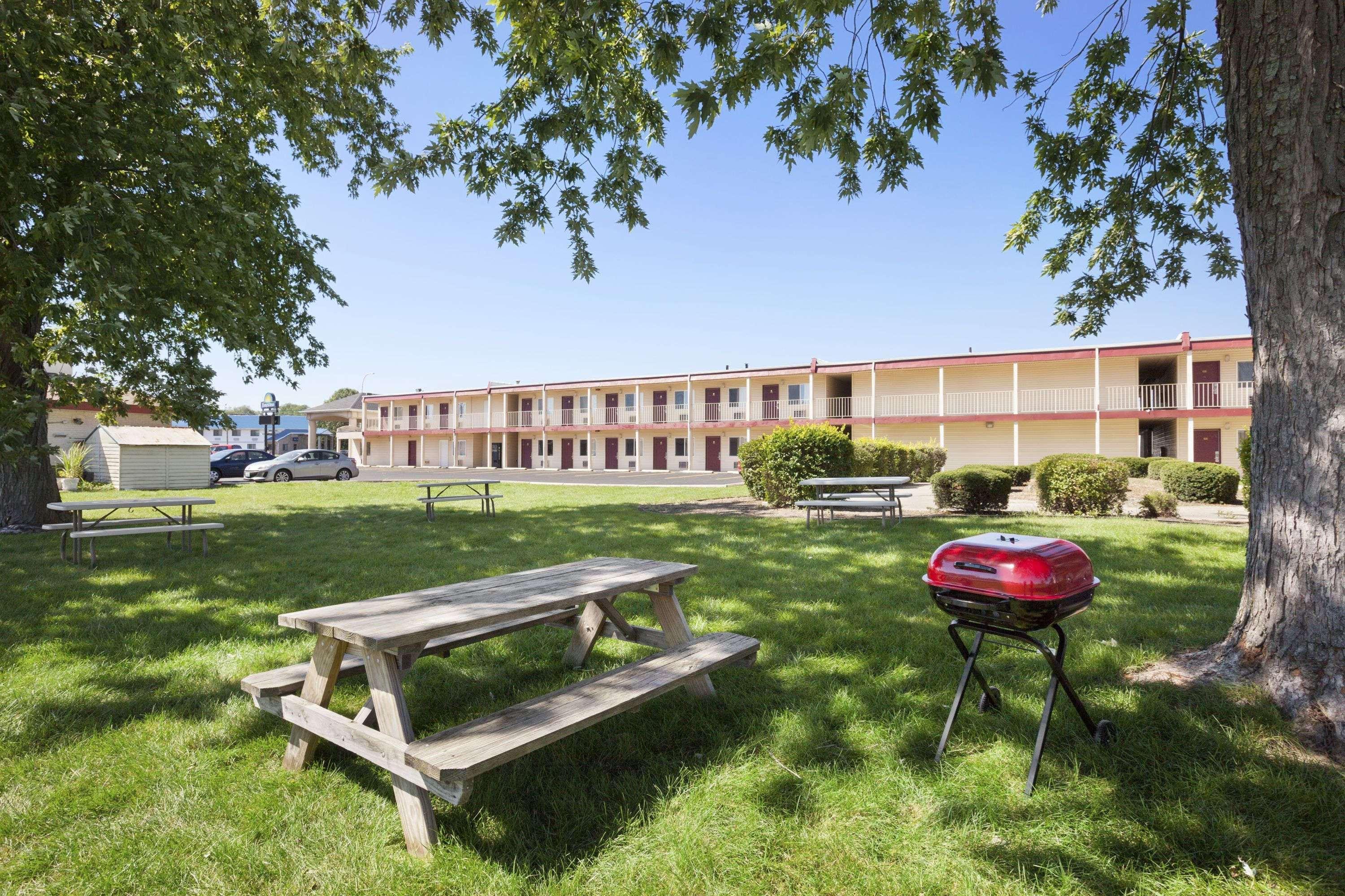 Days Inn By Wyndham Champaign/Urbana Εξωτερικό φωτογραφία